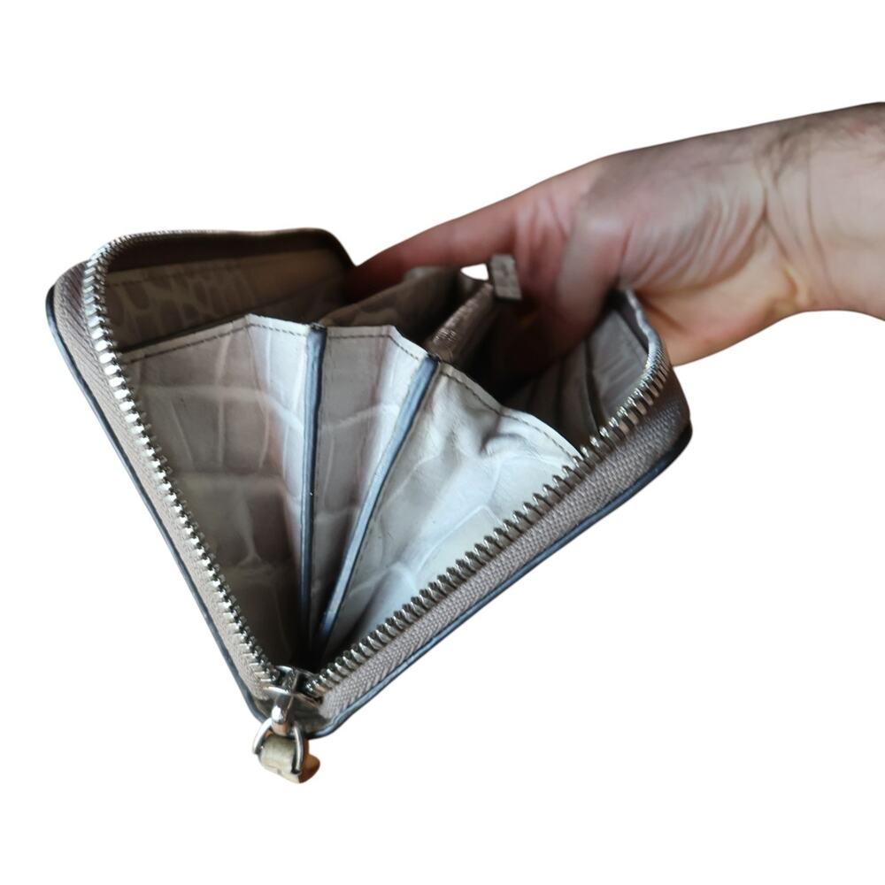 TUMI white Embossed Leather Zip-Around Large Wallet 12 Credit Card Slots GUC - Picture 7 of 11